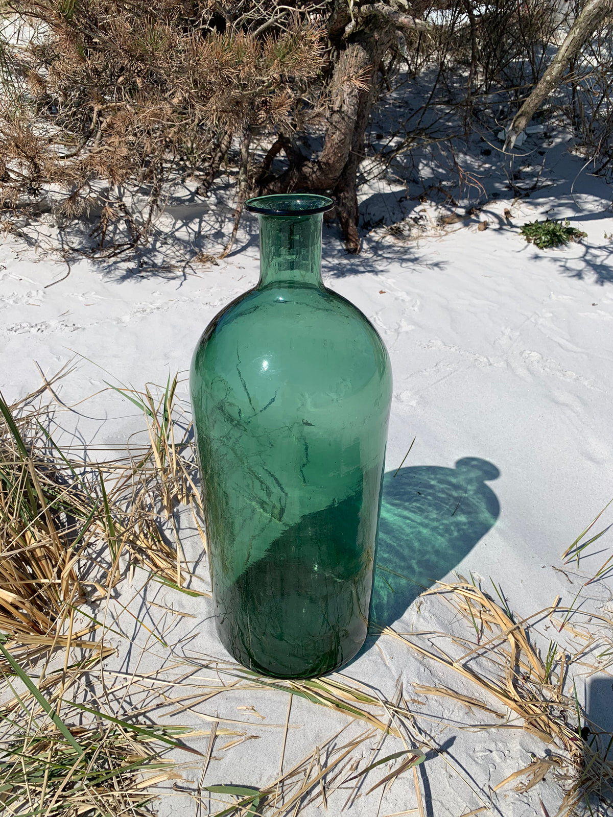 Große und dekorative grüne Flasche