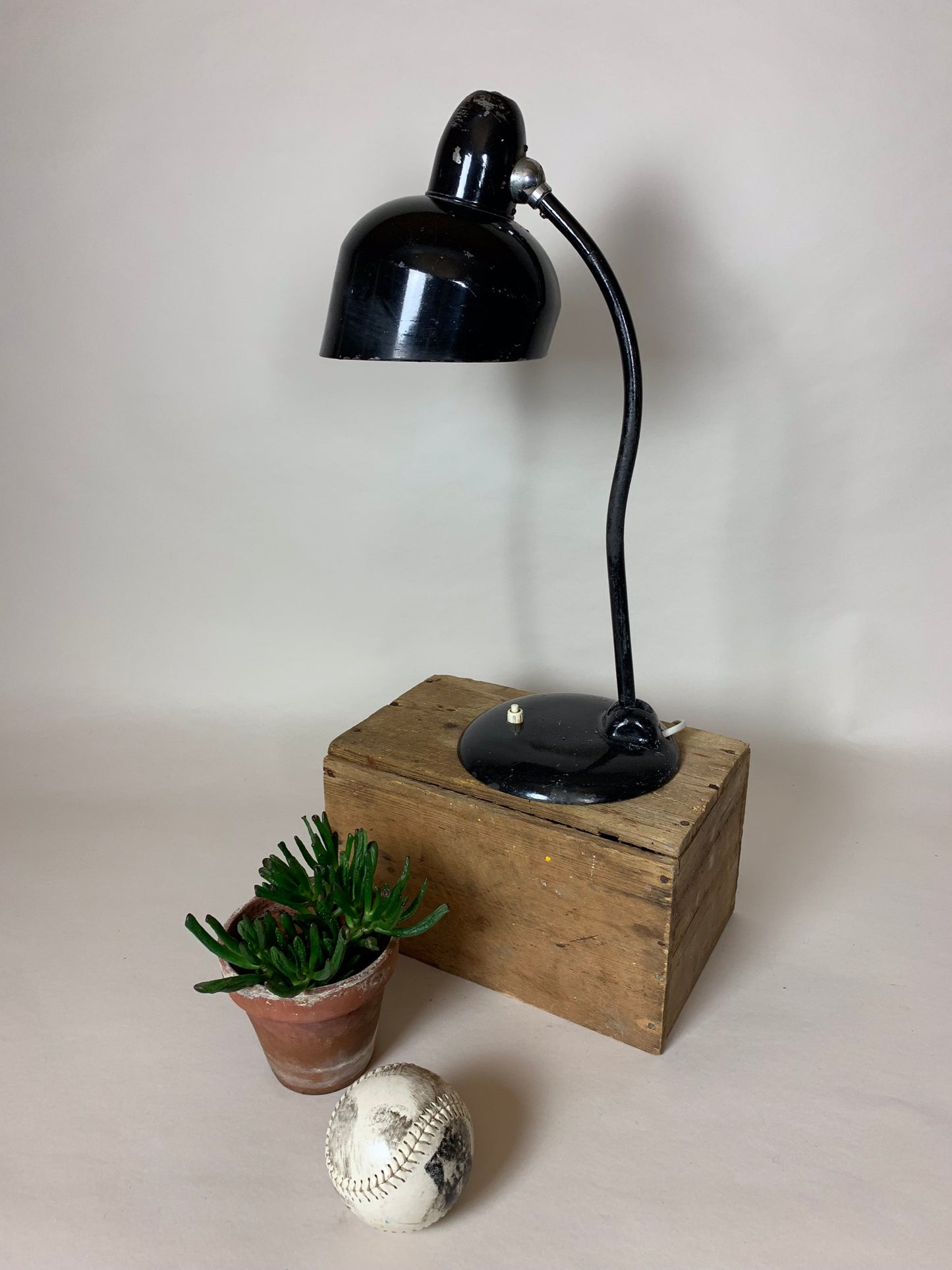 Raw Escolux Vintage Lampe mit Patina