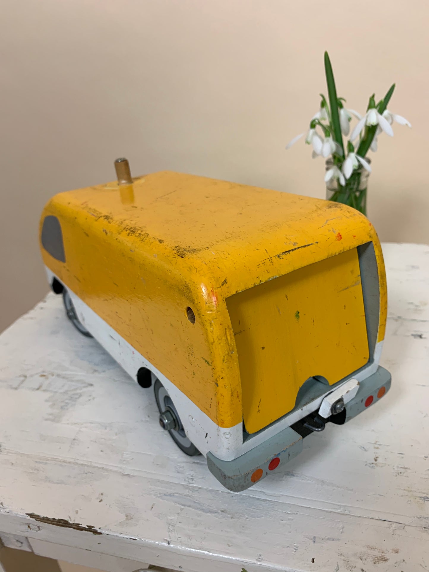 Gelbes Spielzeugauto aus Holz
