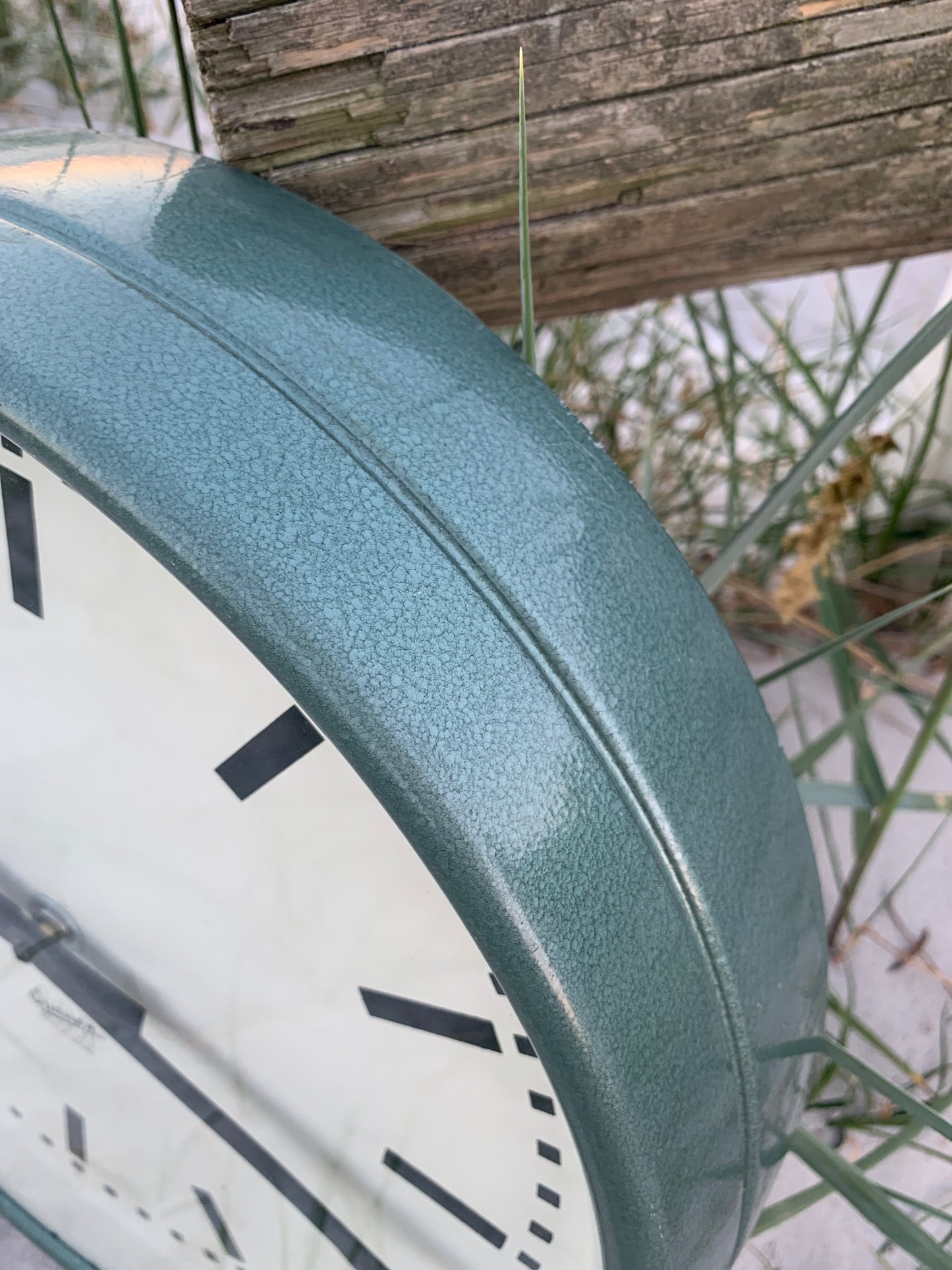 Schöne Uhr in grünem Hammerschlaglack
