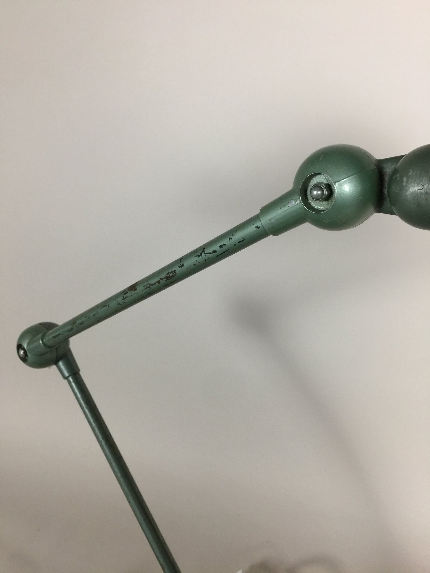 Jieldé Tischlampe in einer köstlichen grünen Farbe und mit Ein-/Ausschalter